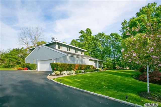10 Golf Ct, Syosset