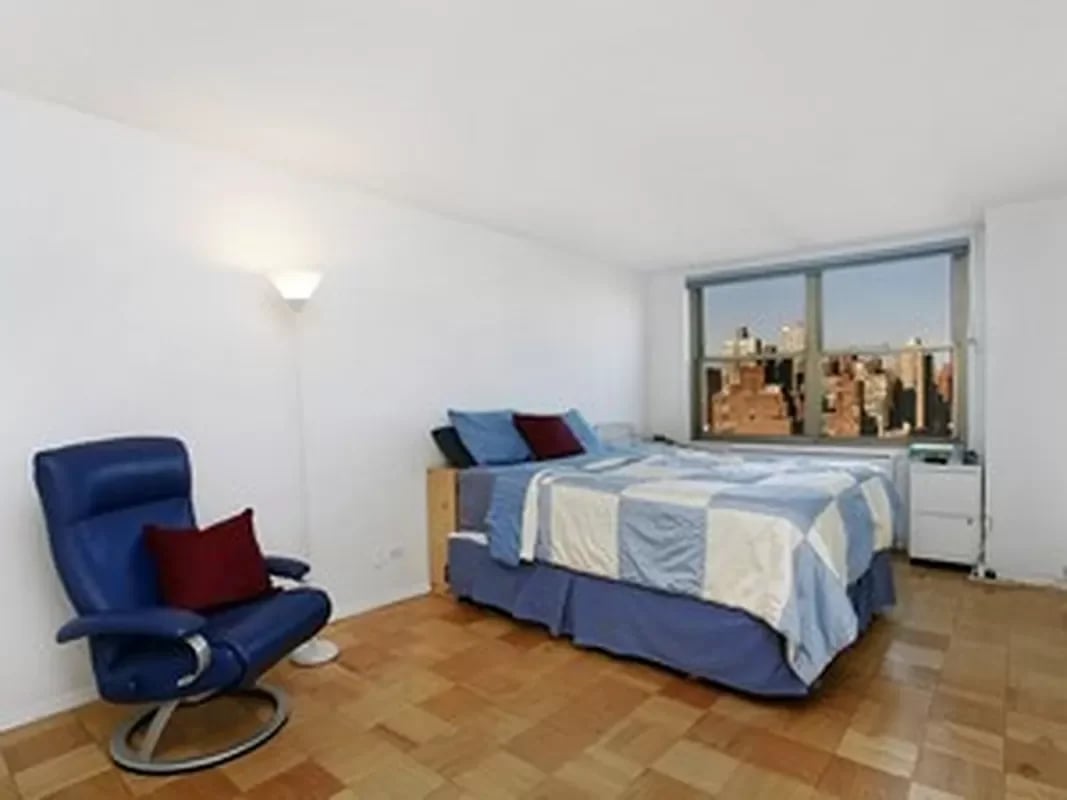 301 East 79th Street Unit: 22C