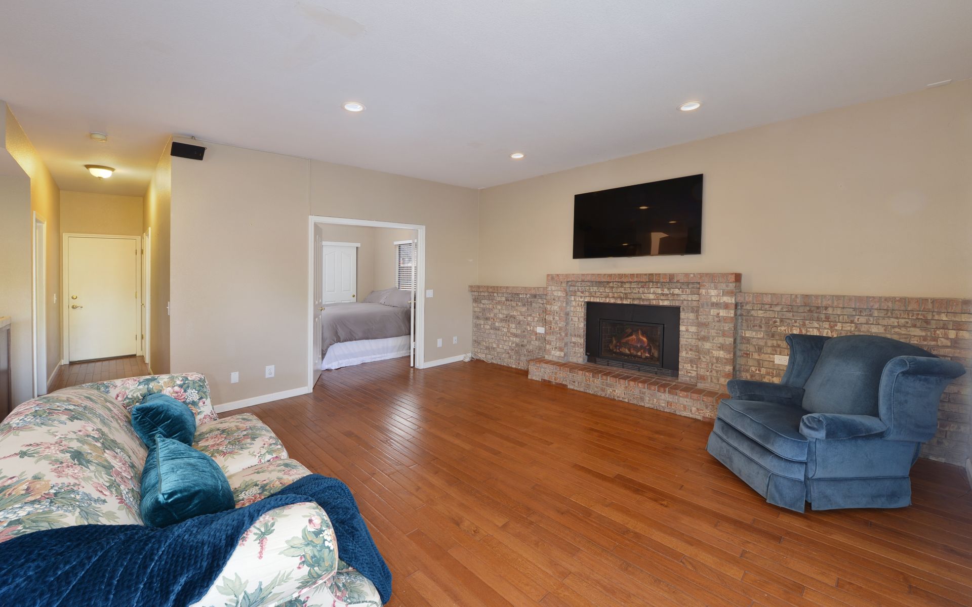 206 Chris St