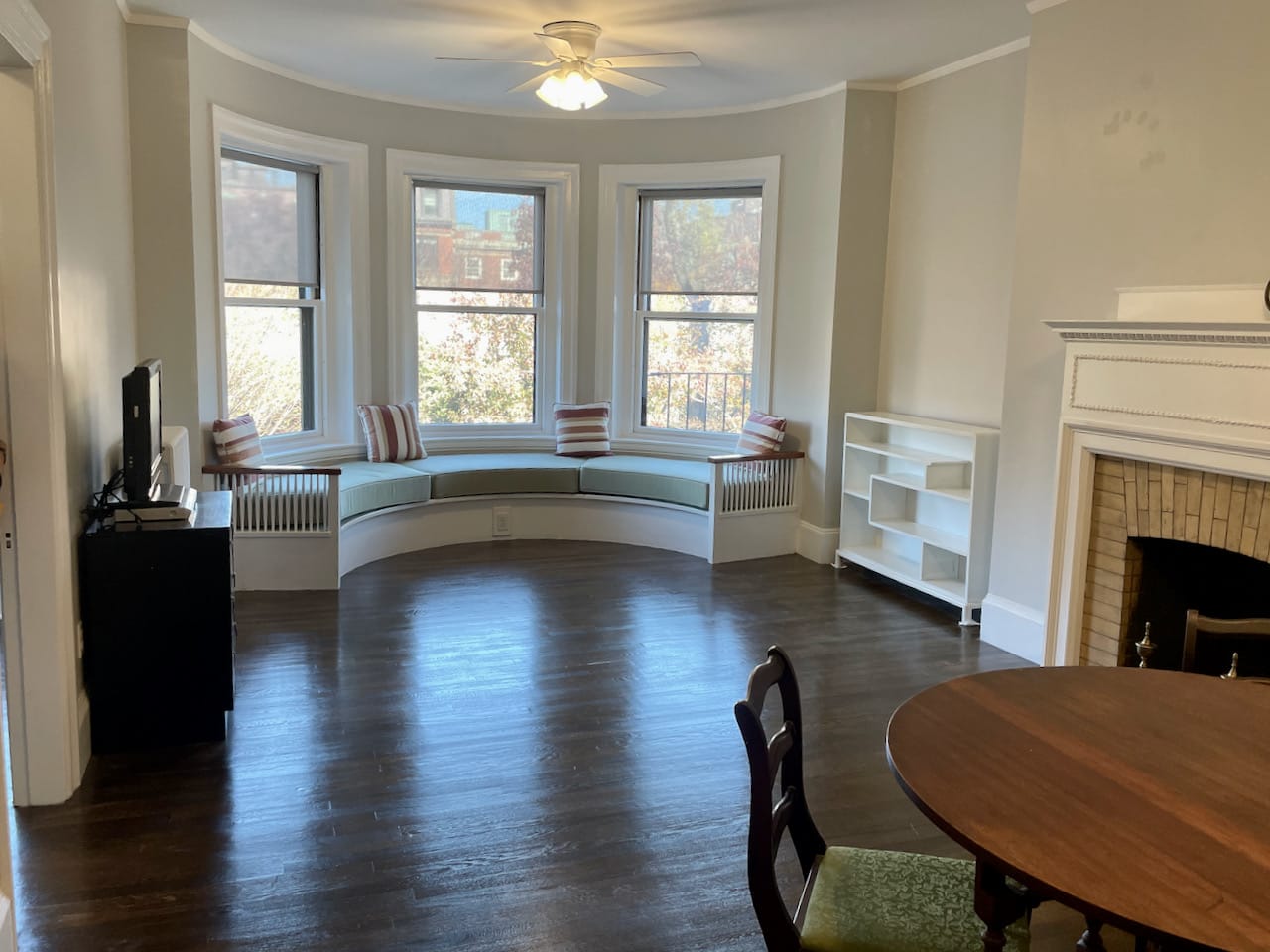 Commonwealth Ave @ Dartmouth - Renovated 1 bed w/ Common Laundry & Parking Available! 