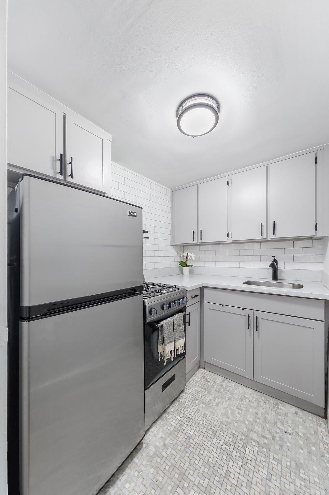 225 E 36TH Street Unit: 15B