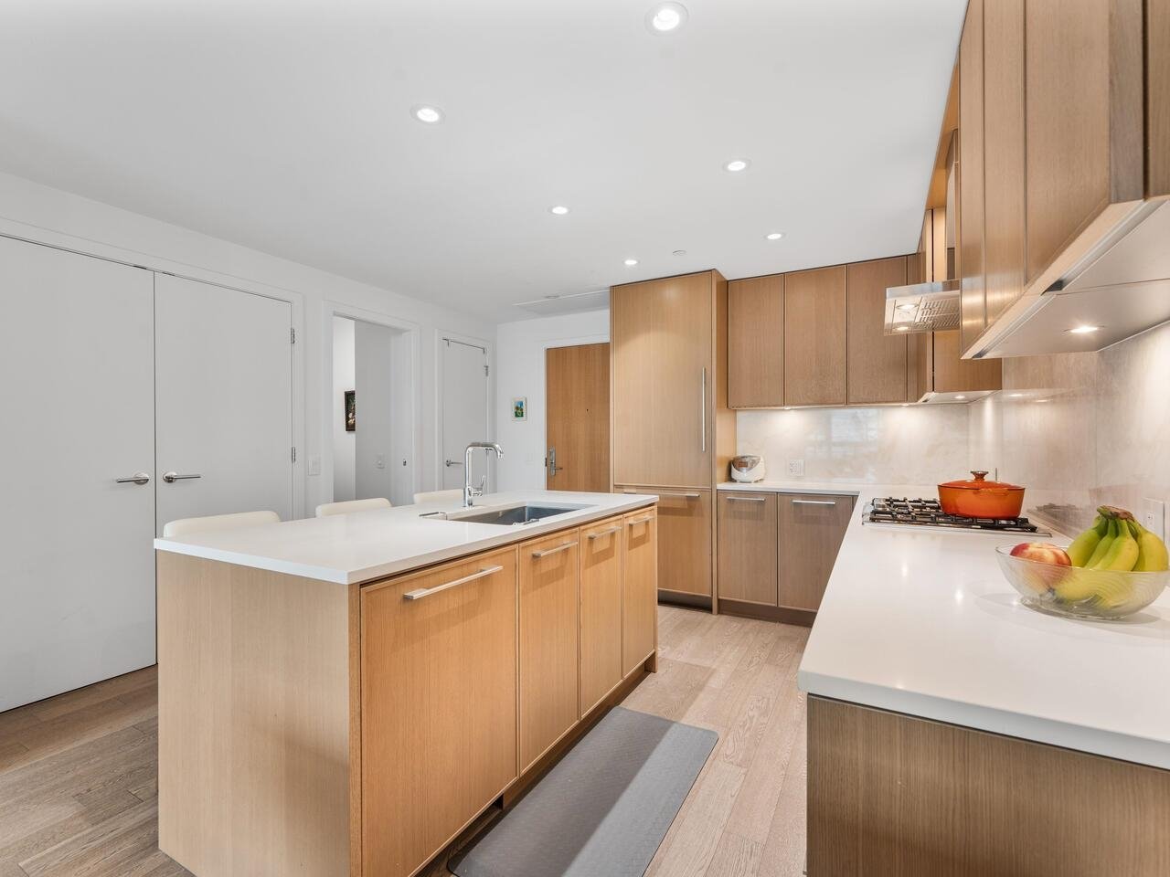 302-3220 Connaught Cres
