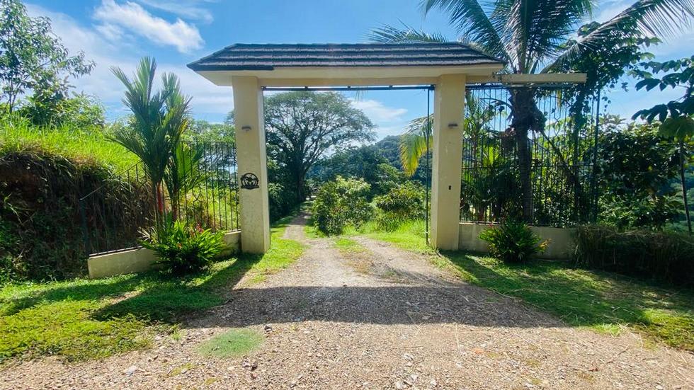 Casa Linda Vista with Ocean View Above Dominical Beach