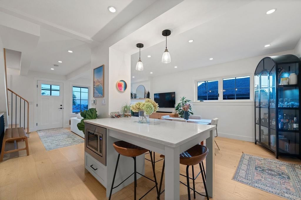 230 E 28 St