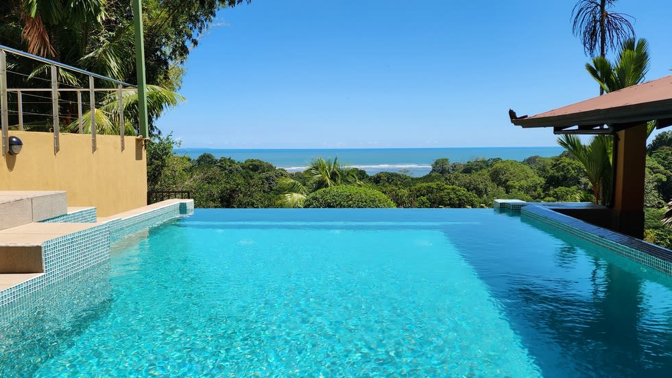 Home with White Water Views and Easy Access in Ojochal