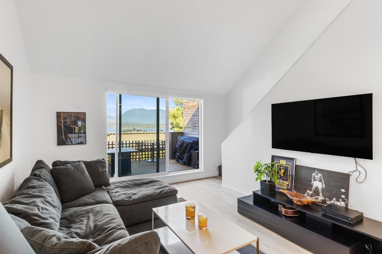 302-2458 York Ave