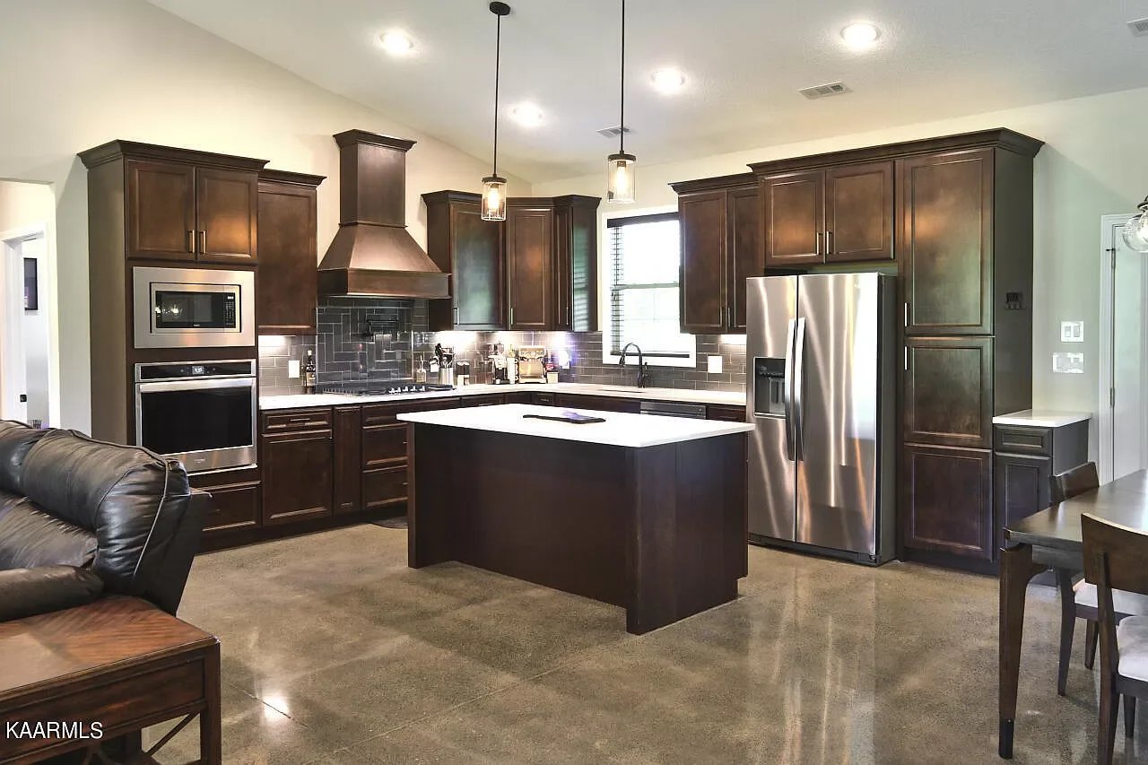 2138 Bradley Ln