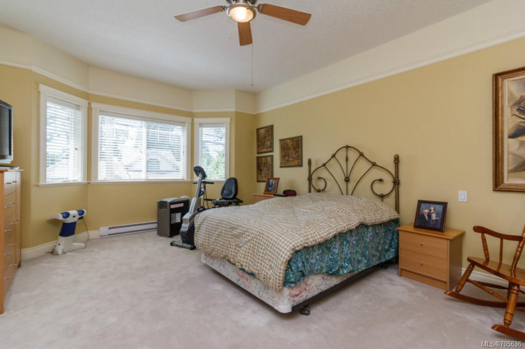 744 Claremont Ave, Saanich
