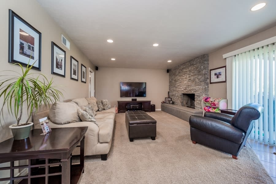2833 Victoria Pl