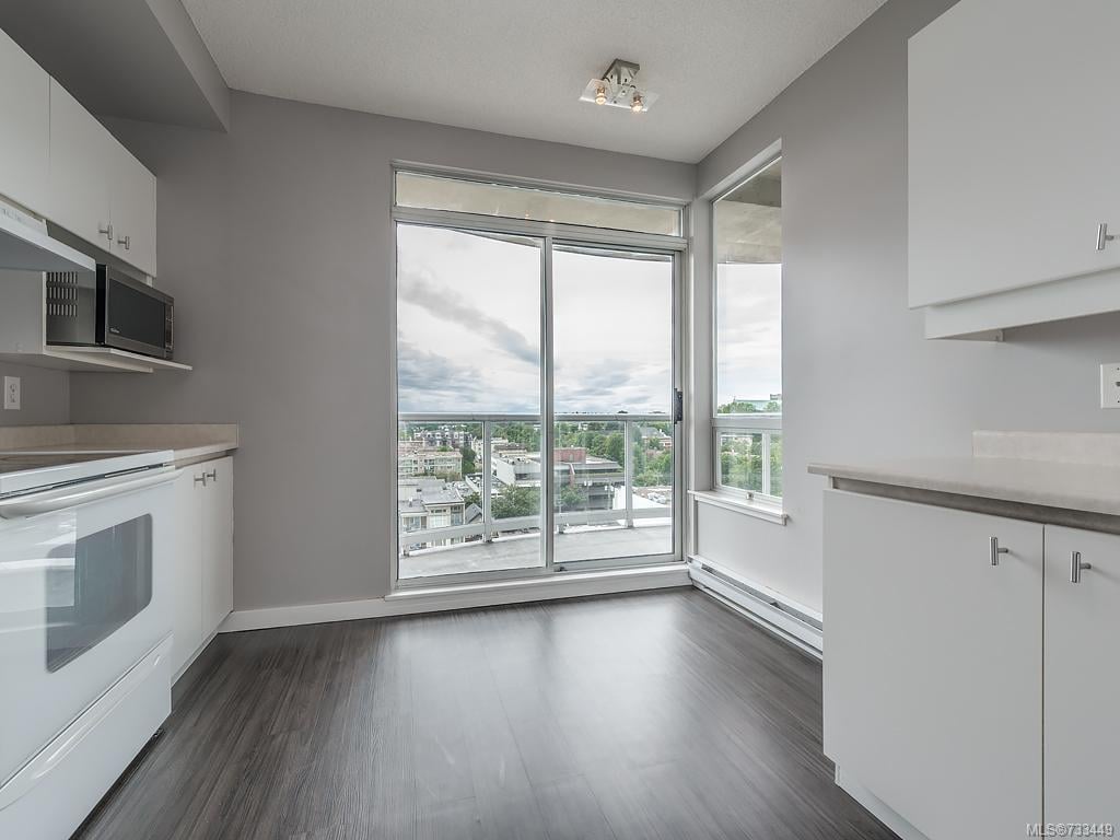 1101-1020 View St