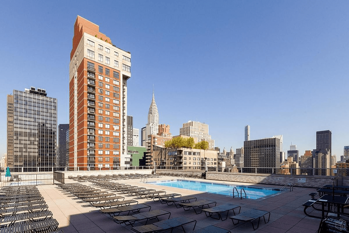 300 E 40th St #18S