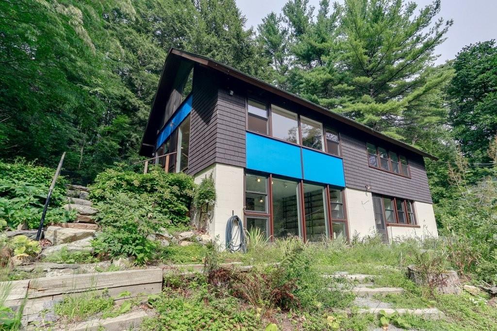 215 The Valley Road