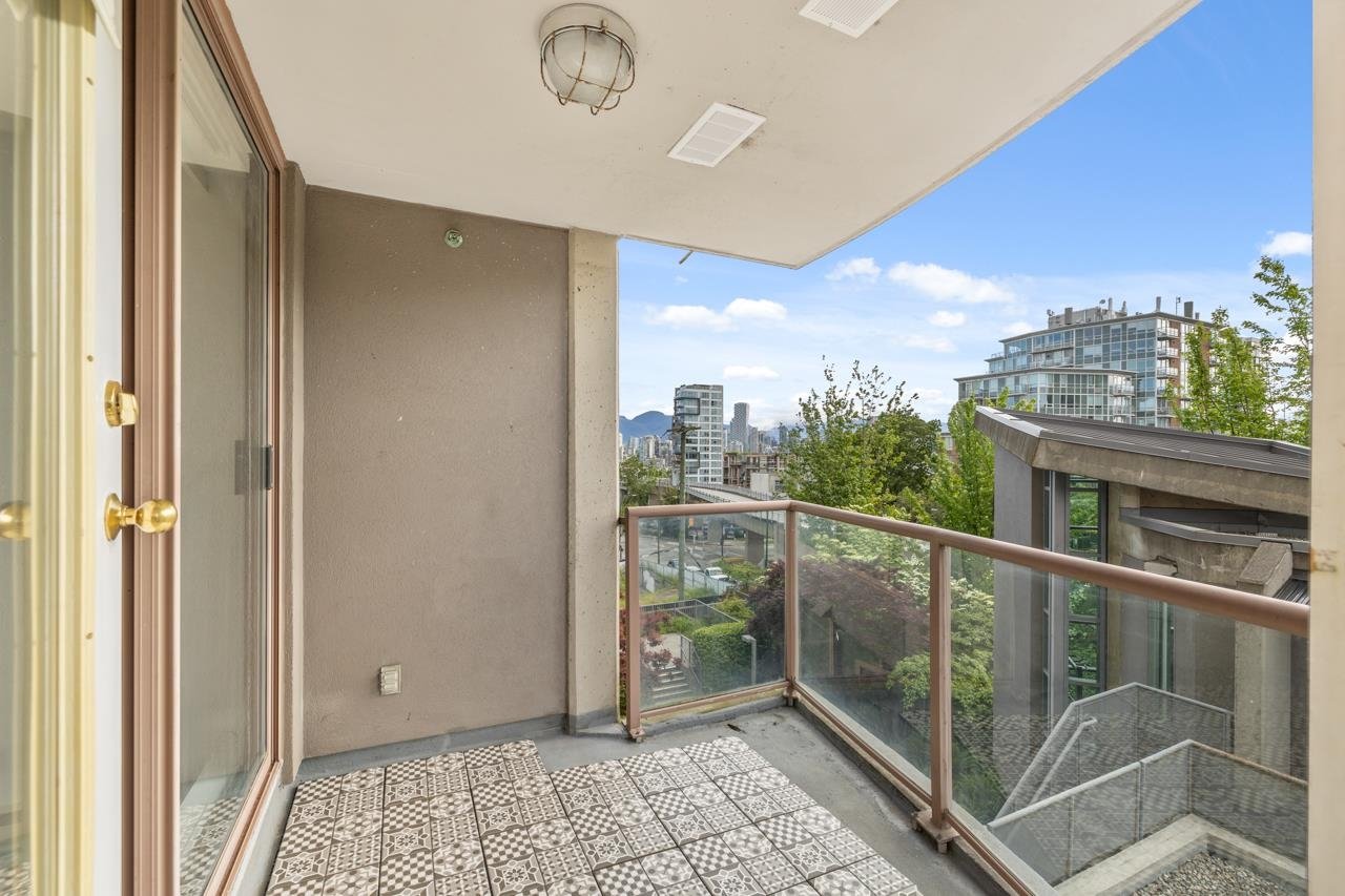 405-1633 W 8th Ave