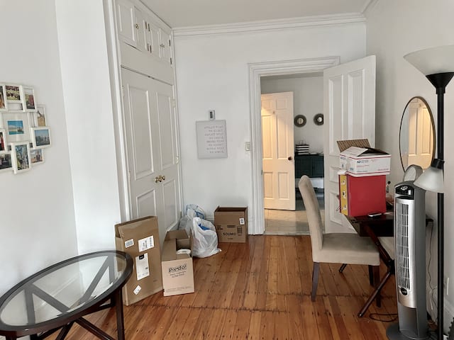 Warren Avenue - 2 bedroom 1 bathroom w. private Yard and In-unit Laundry! 