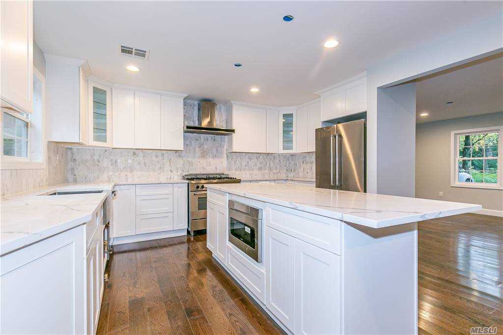 380 Woodbury Rd, Woodbury