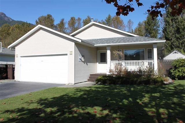 1050 Edgewater Cres