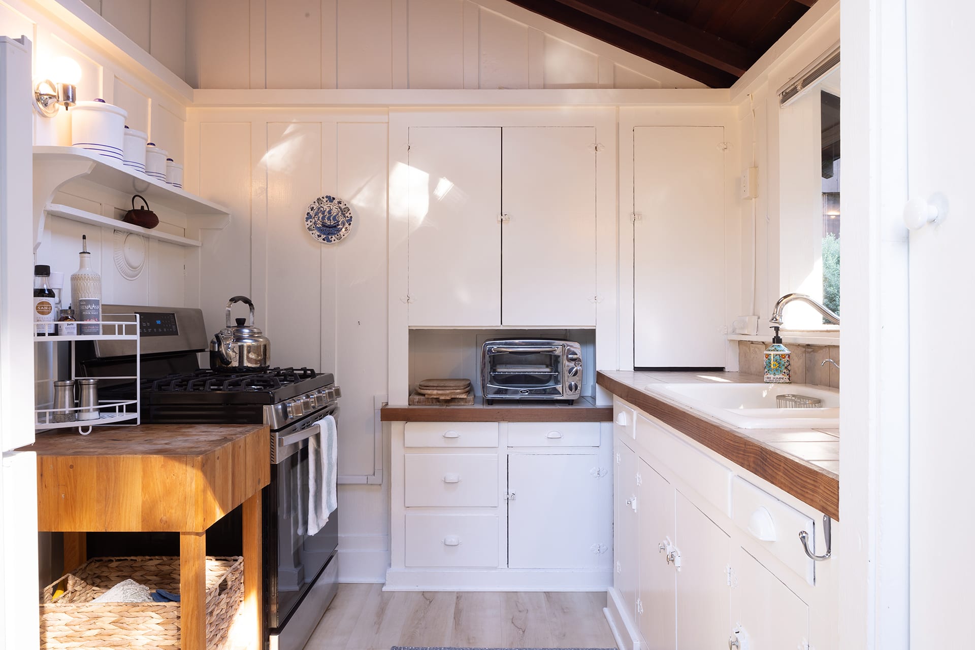 Spacious Carmel Cottage - Monte Verde & 7th SWC