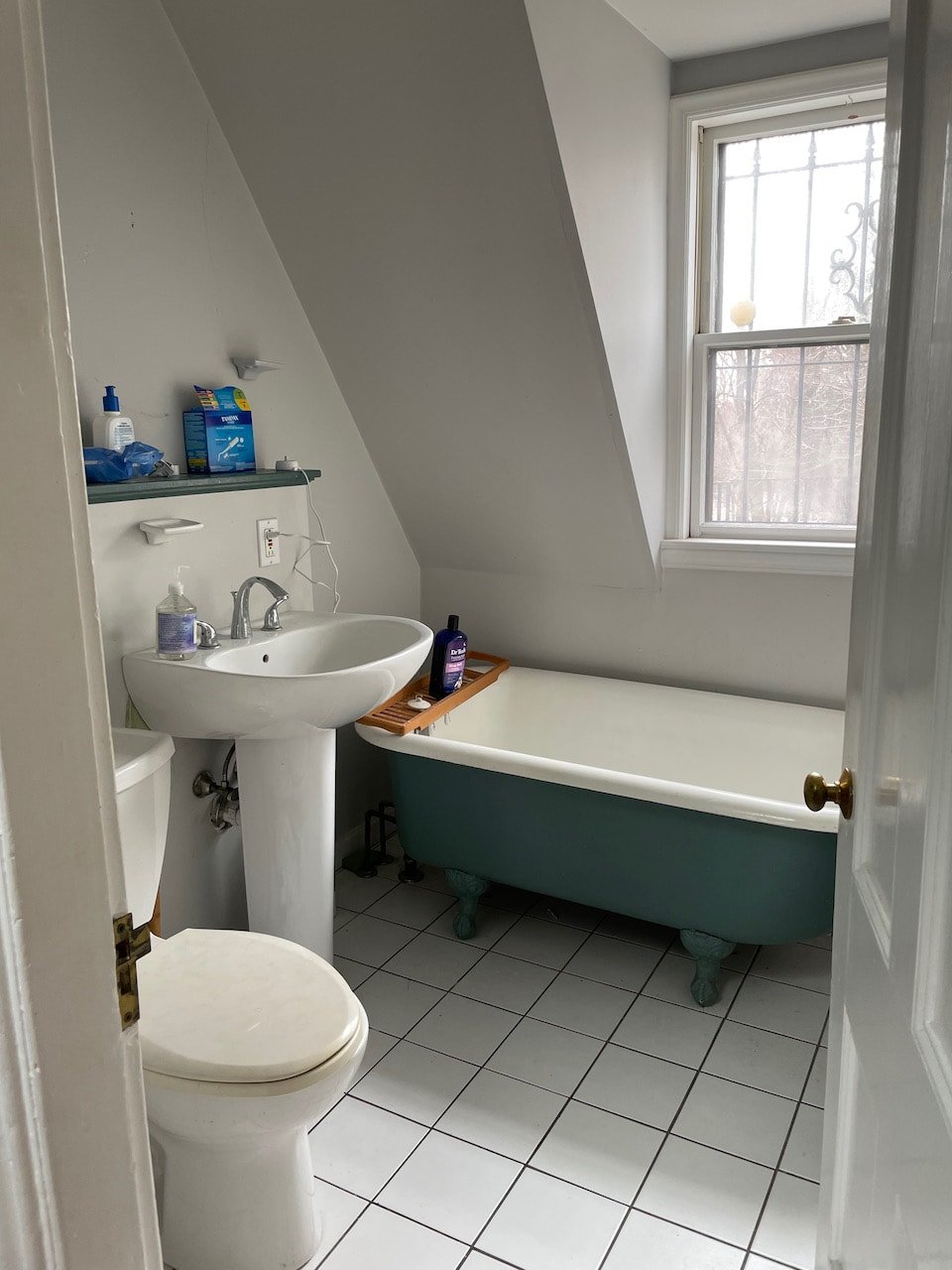 JUNE - Unique Duplex 2 Bedroom 2 Bathroom w/ Roof Access & Common Laundry! 