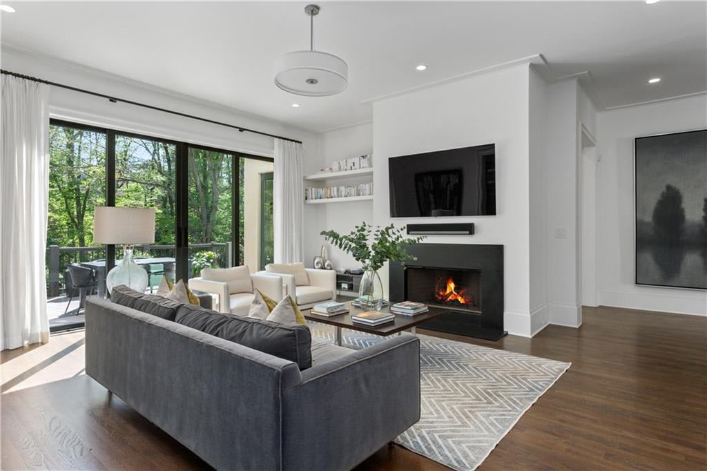 811 Courtenay Dr NE