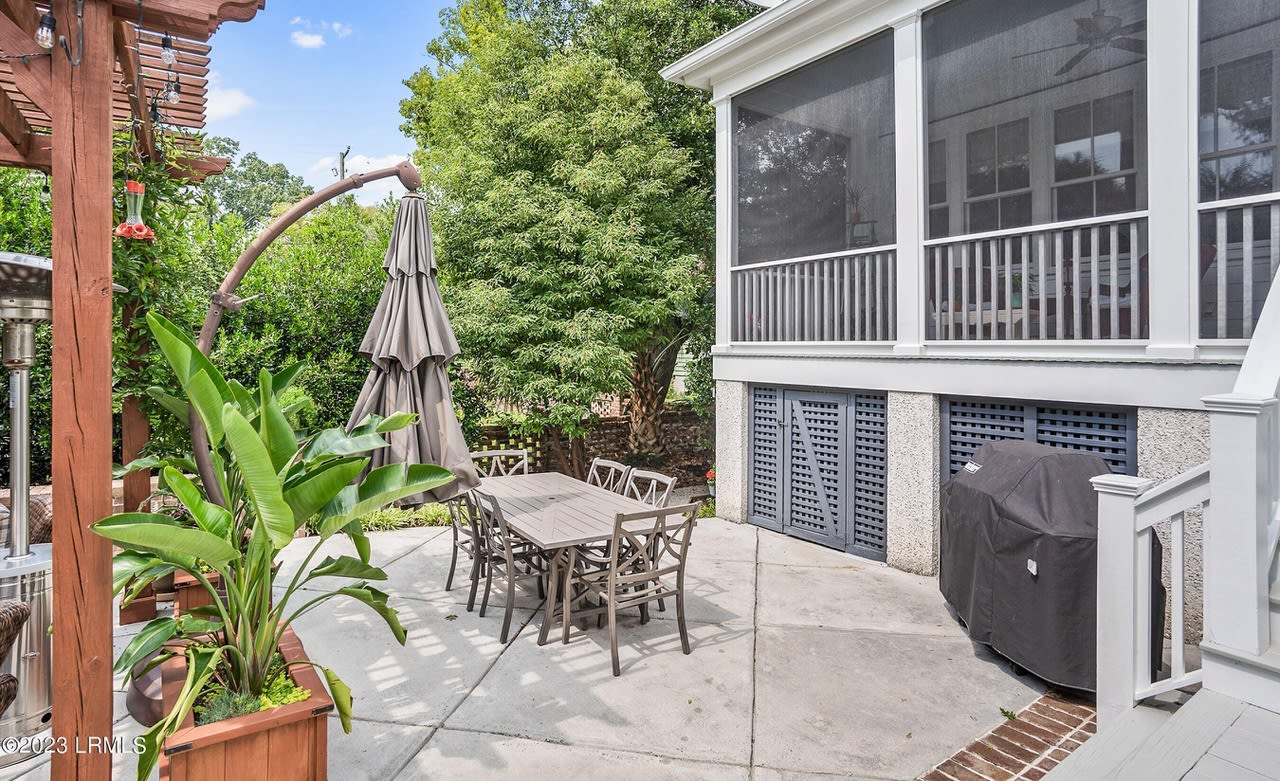 606 New St