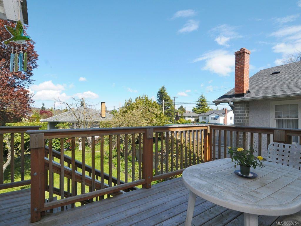 1990 Haultain St, Saanich