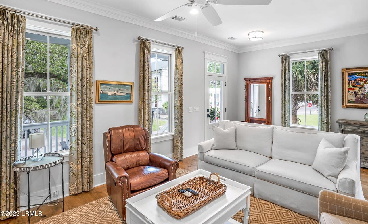 606 New St
