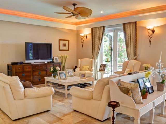 Canalfront Mansion in Port New Providence