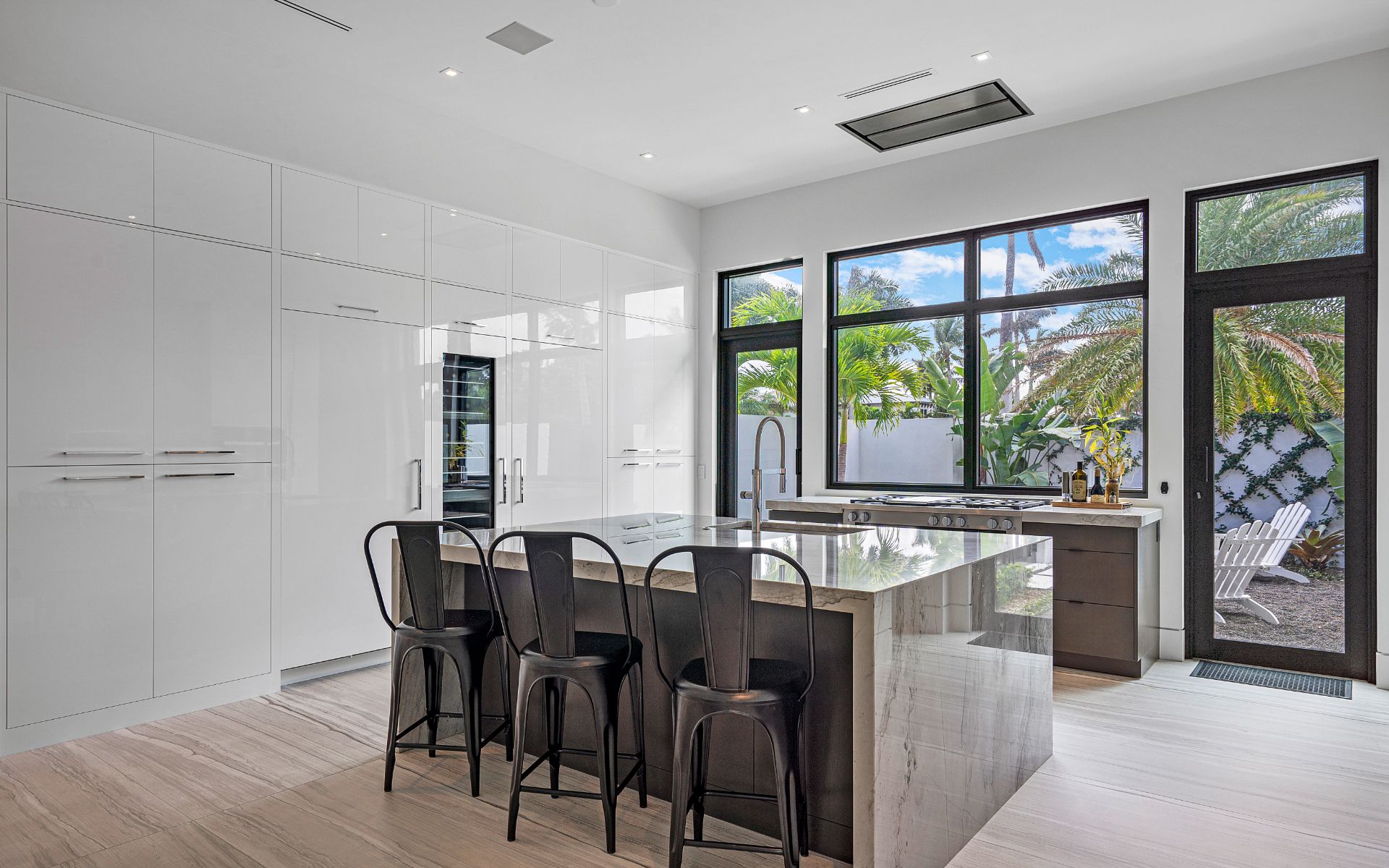 800 Seagate Dr