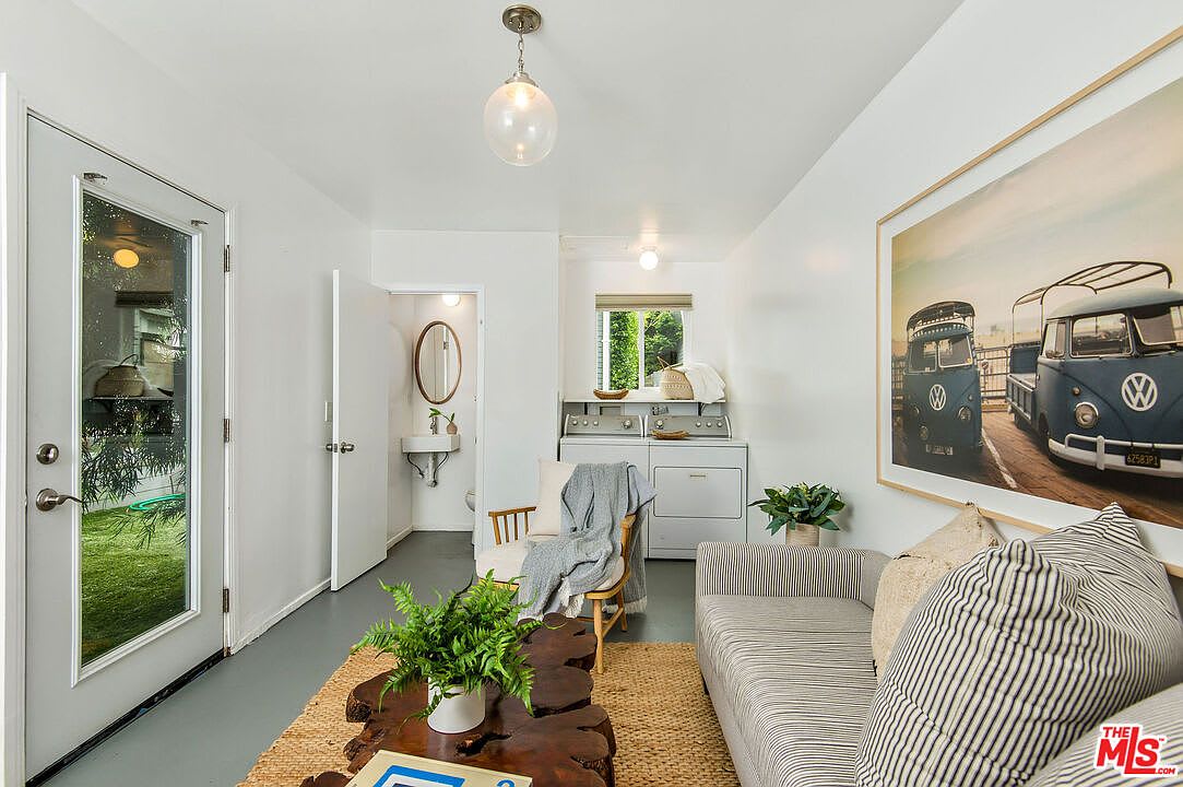 924 Superba Ave