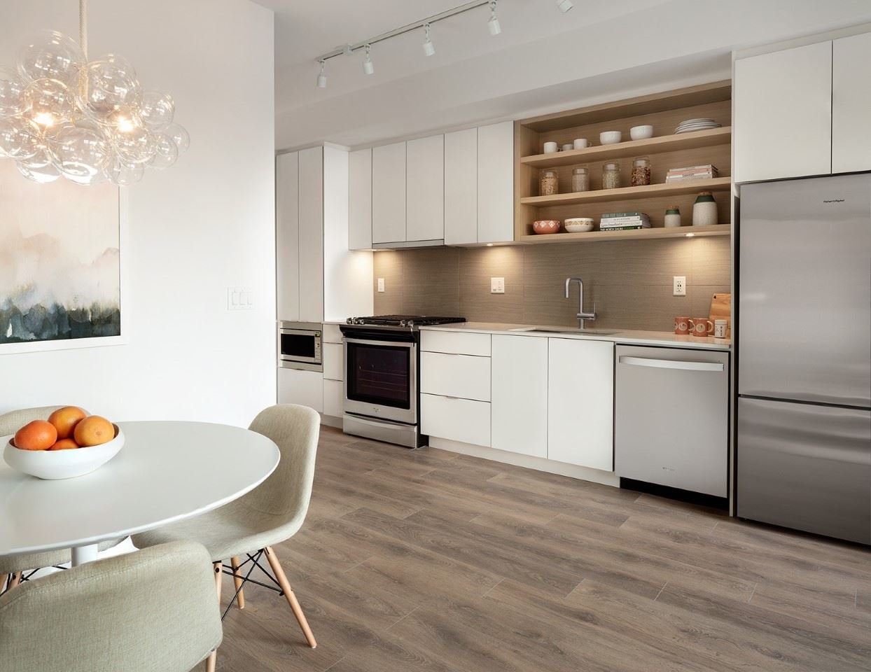 209-725 Marine Dr