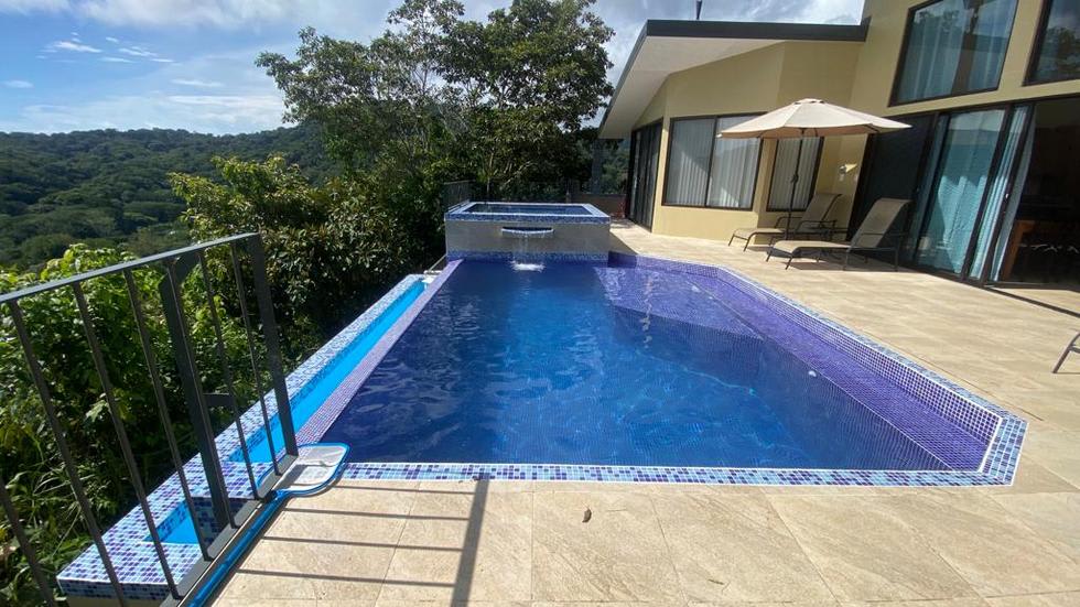 Casa Linda Vista with Ocean View Above Dominical Beach