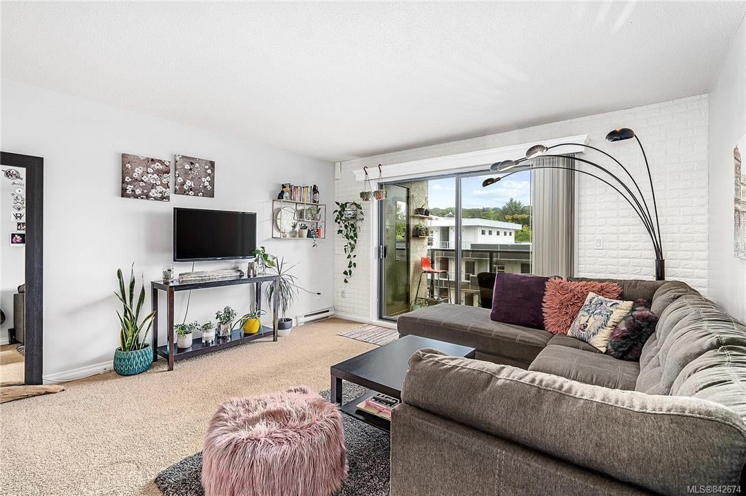 305-2757 Quadra St