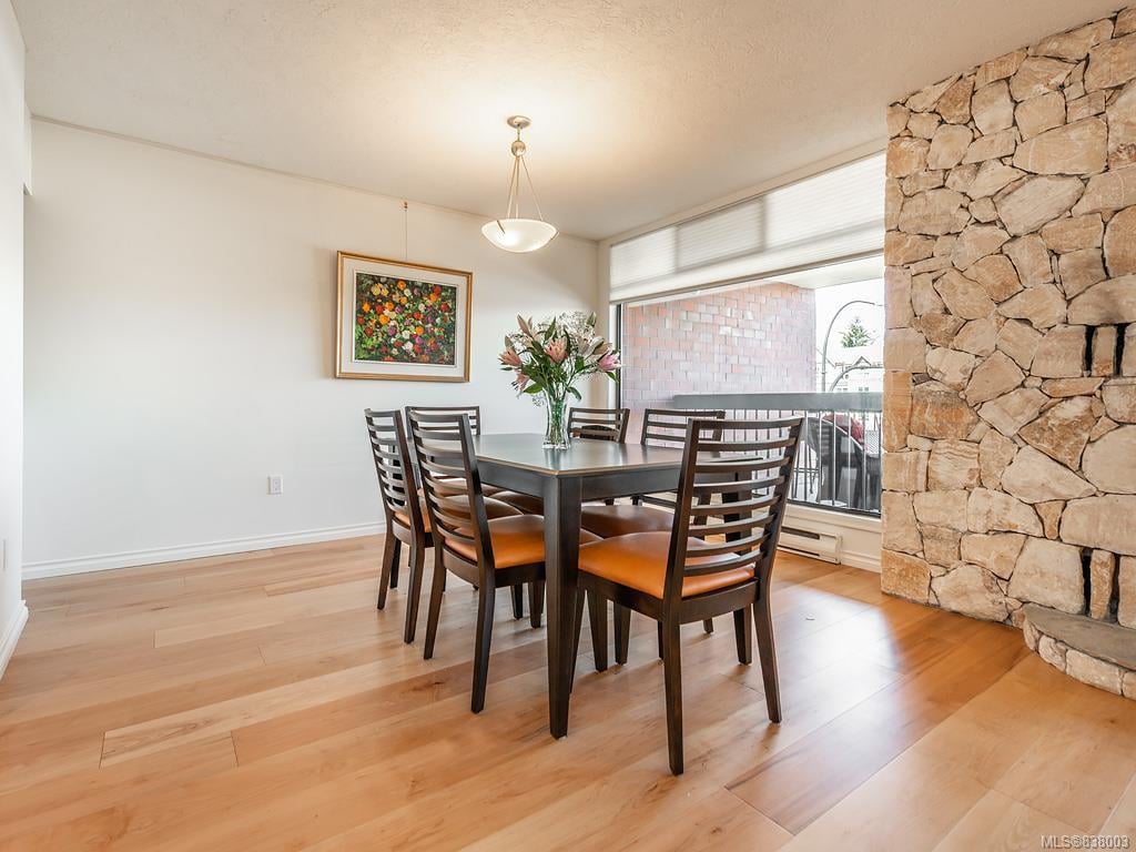 202-2119 Oak Bay Ave