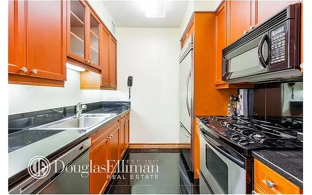 220 Riverside Boulevard Unit: 6C