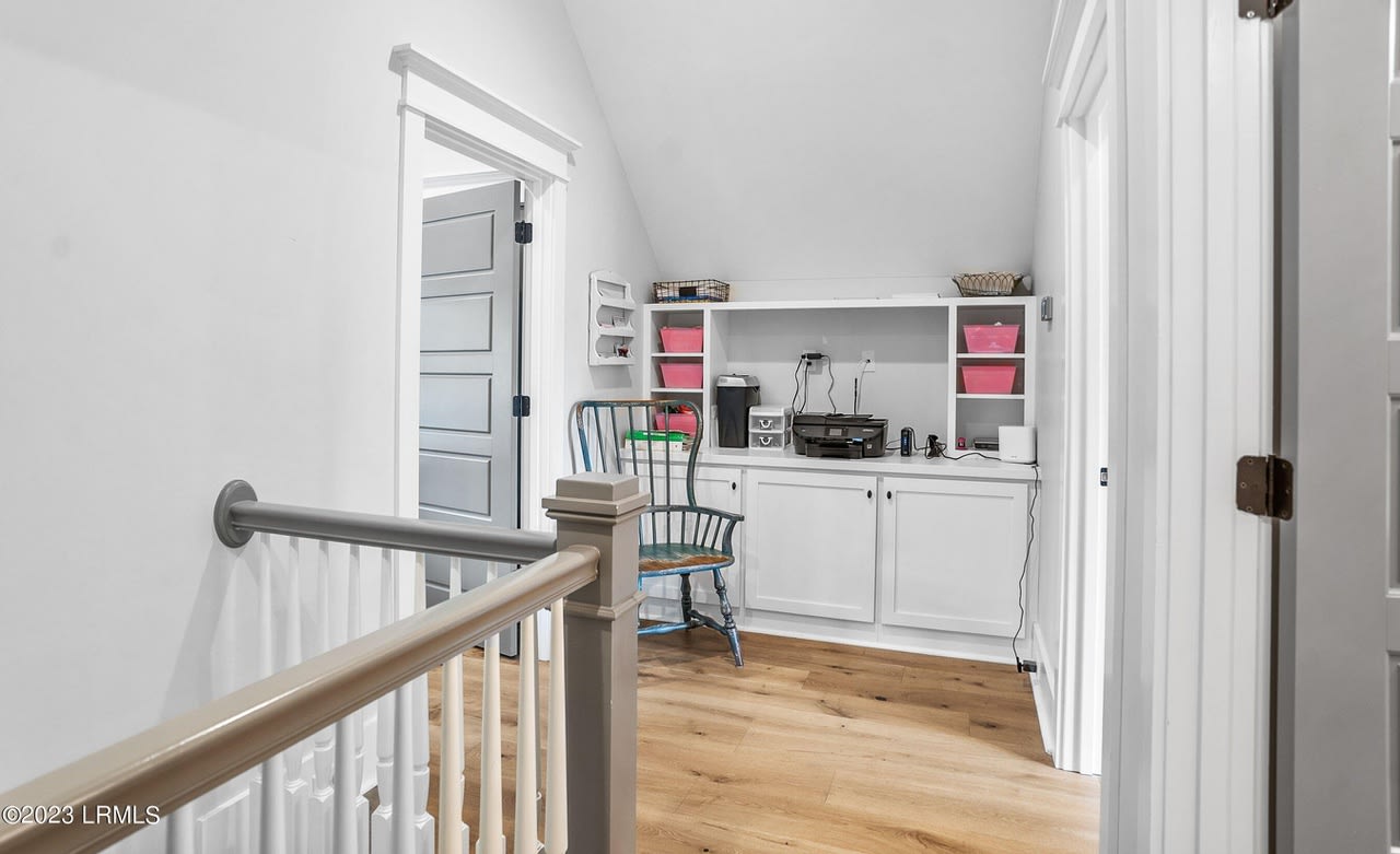 606 New St
