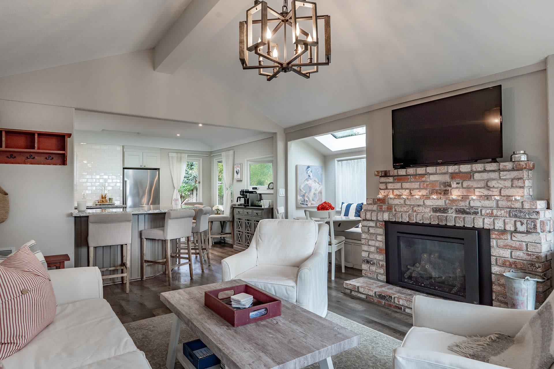 Grey Goose - Charming Downtown Carmel Cottage