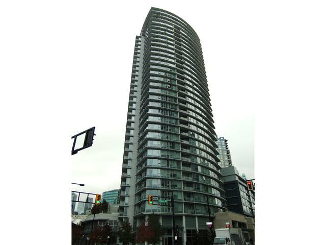 303-689 Abbott St