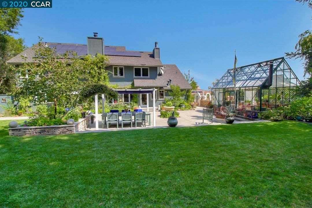 53 Knickerbocker Ln