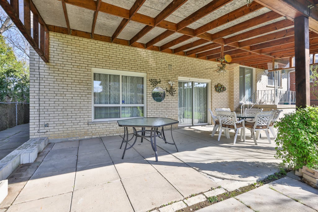 899 Hollowtree Cres