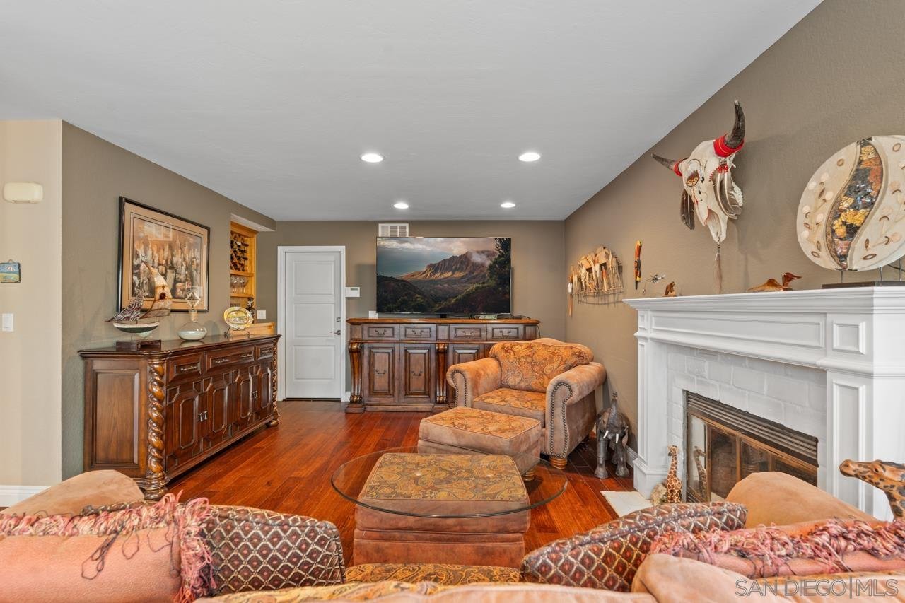 1815 Hawk View Dr