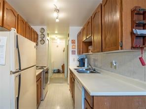 304-2360 James White Blvd, Sidney