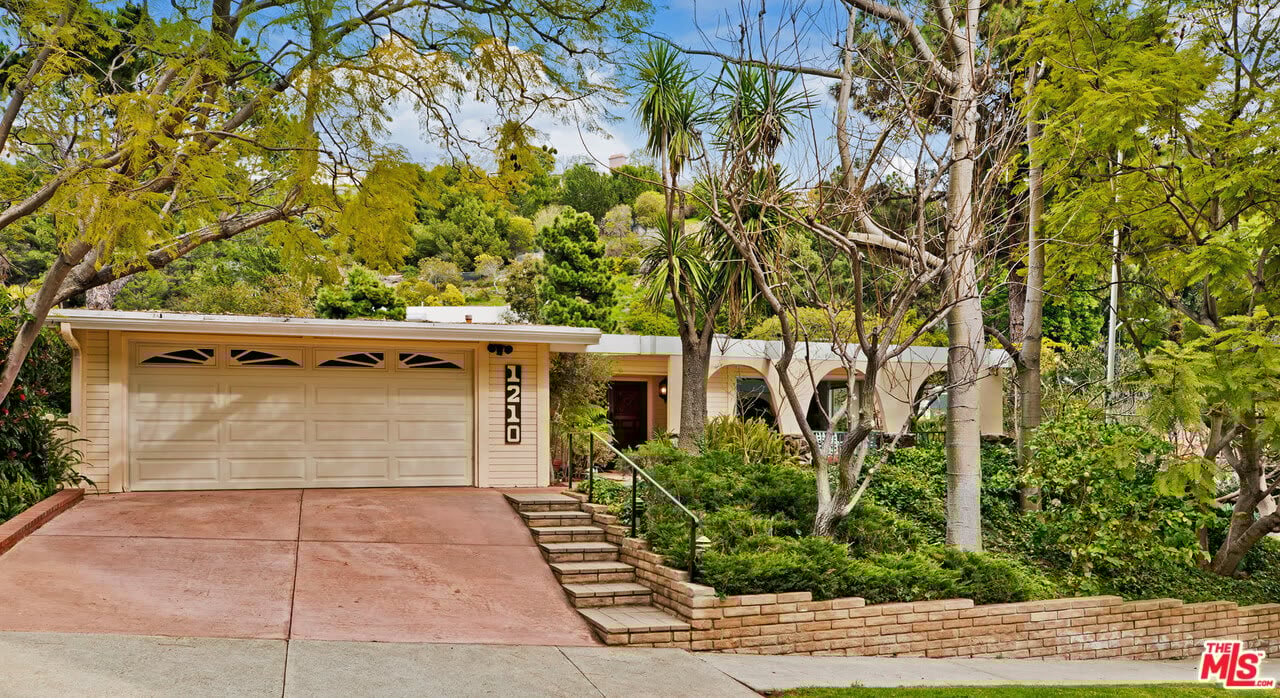 1210 Bienveneda Ave