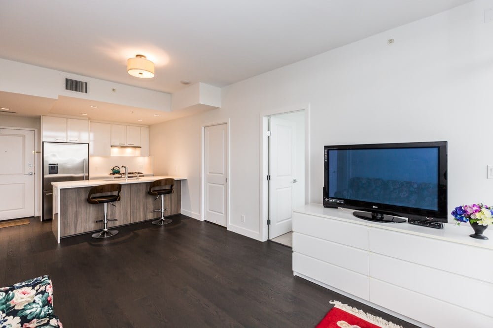 802-6383 Cambie St