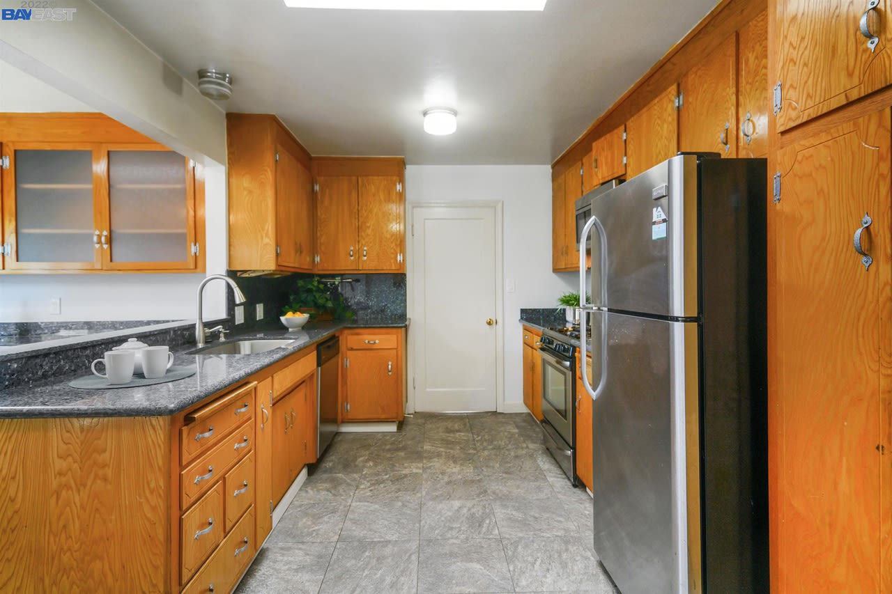 165 Bradhoff Ave