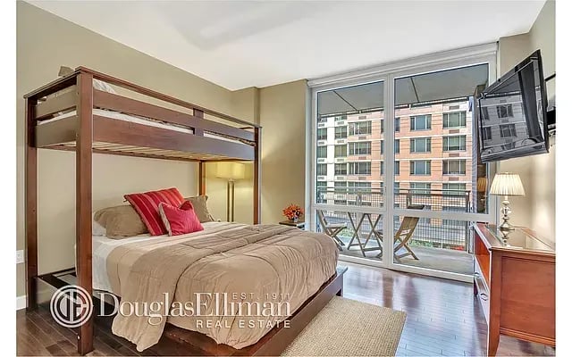 225 East 34th Street Unit: 5E