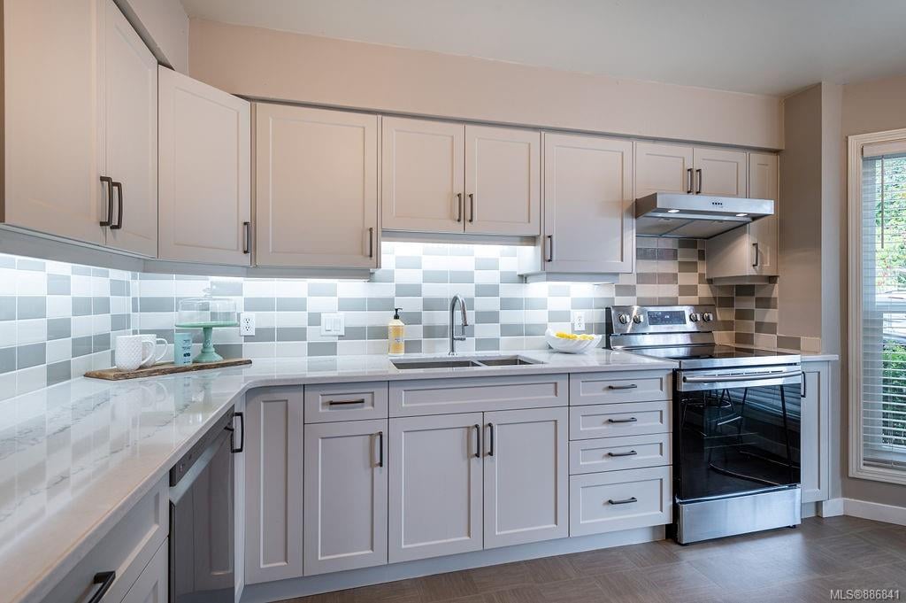 7-4540 W Saanich Rd