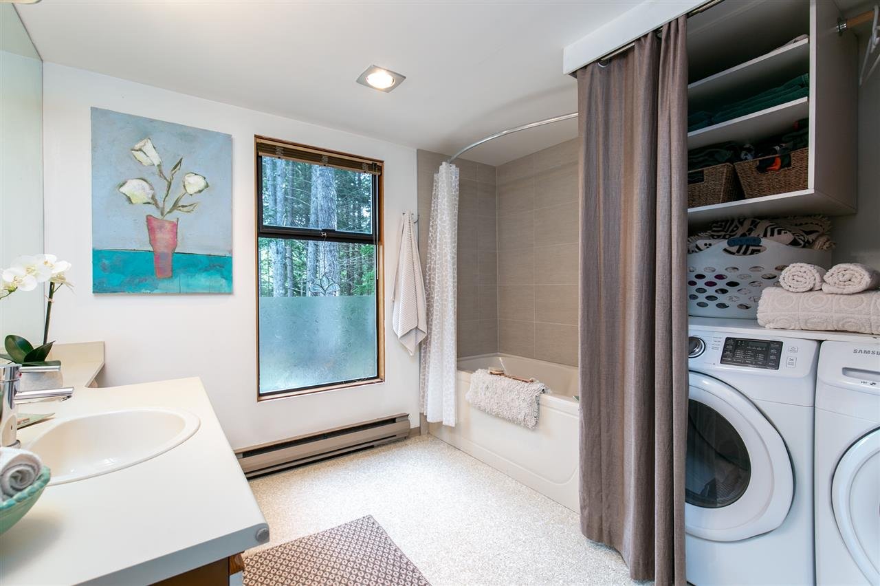 3126 Tyrol Cres