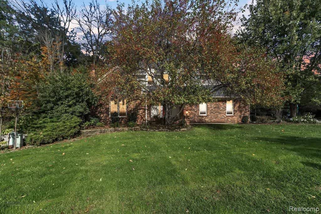 42000 Crestview Cir