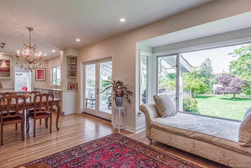 3084 Cadboro Bay Rd