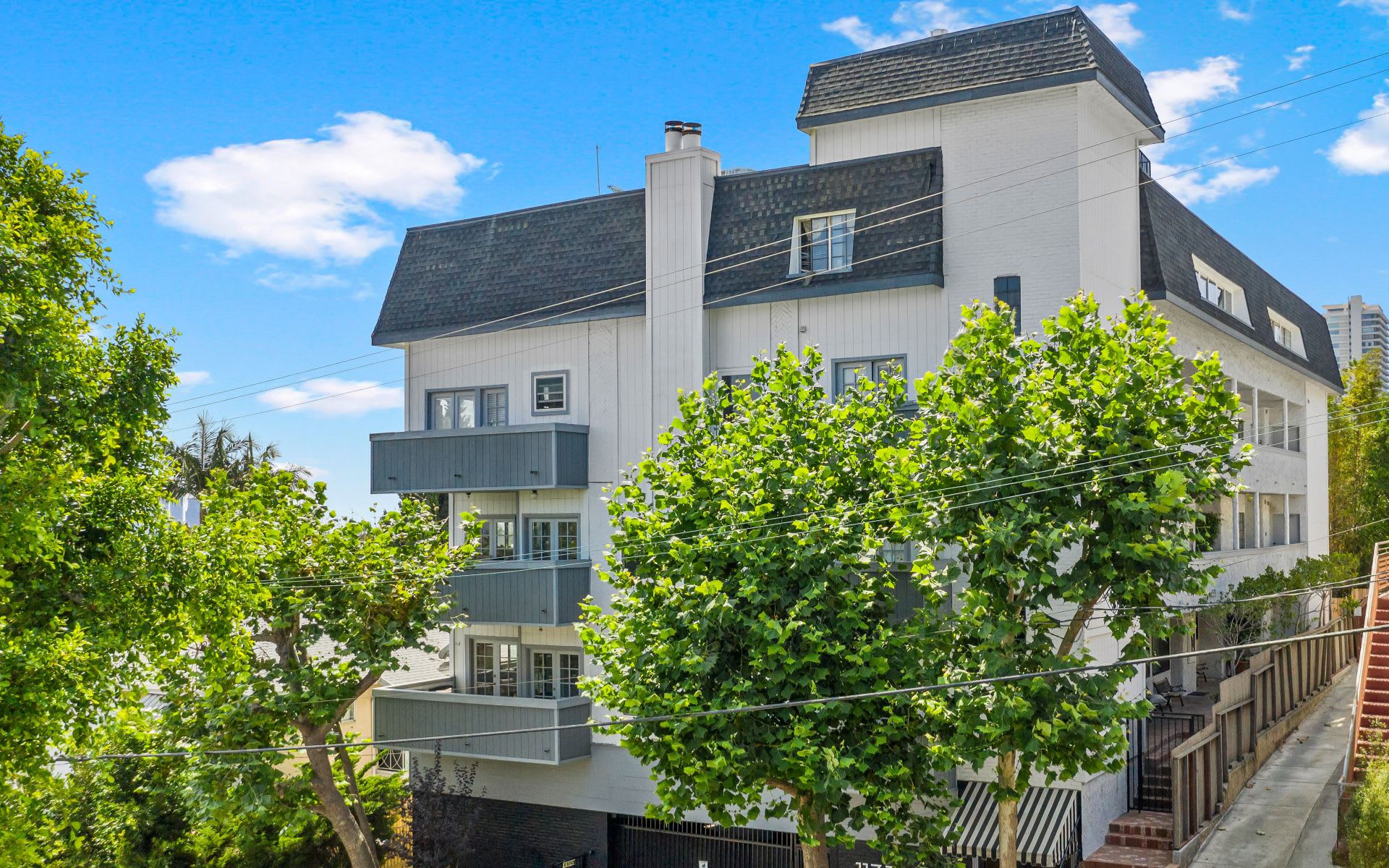 1133 N CLARK ST # 303